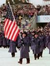 25. Näete hetke Nagano olümpia avatseremoonialt, kus USA lippu kannab sportlane, kes muude saavutuste kõrval on esimene kiiruisutaja, kes on võitnud olümpiamedaleid nii kiiruisutamises kui ka