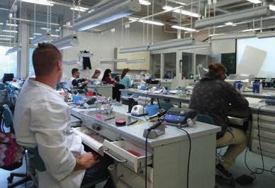 Opiskele hammastekniikan perustutkinto Stadin ammatti- ja aikuisopistossa Suomalaisen suun protetiikan parissa työskentelee noin 1 200 ammattilaista: hammaslaborantteja, hammasteknikoita,