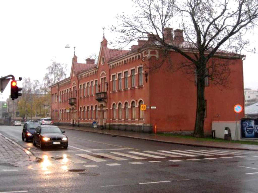 Suojelutavoite: Alustavassa yleiskaavaluonnoksessa tontti 2 mukana säilytettävässä aluekokonaisuudessa.