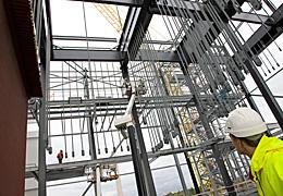 Rakentamisen liiketoiminta: - Saadut tilaukset kasvoivat selvästi Saadut tilaukset Q2 +2 % edellisvuodesta +7 % ensimmäisestä neljänneksestä + Asuinrakentamisen kattotuotteet +