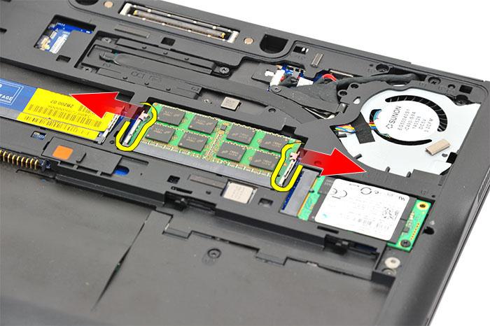 b Nosta msata SSD ulos tietokoneesta [2]. msata SSD -kortin asentaminen 1 Aseta msata SSD -kortti paikkaansa tietokoneessa. 2 Kiristä ruuvi, jolla msata SSD -kortti kiinnittyy tietokoneeseen.