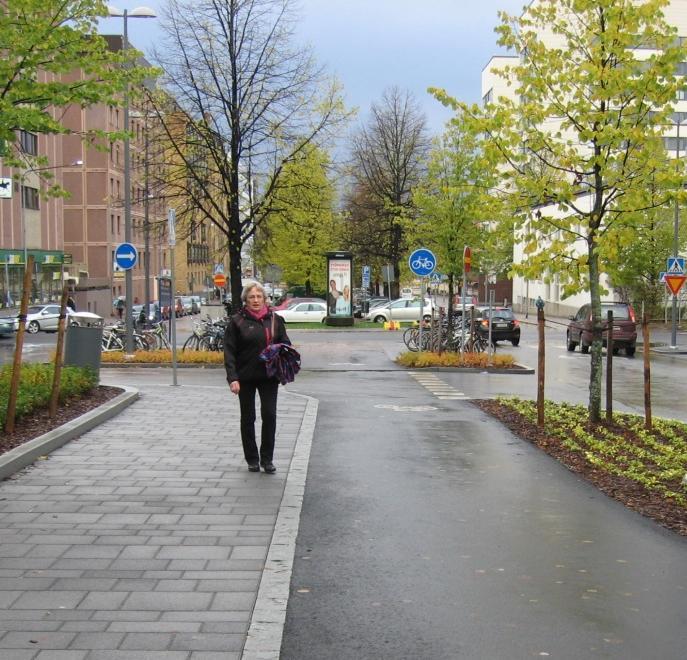 Esimerkki erotellusta jalankulku- ja pyörätiestä, Tampere, Suomi Eroteltuja väyliä on