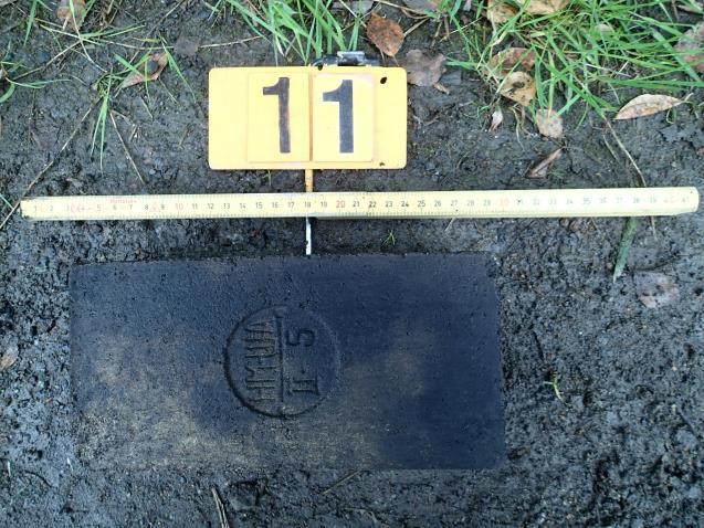 30 cm syvyydestä), 3 oikeanpuoleista lasiastian kappaletta oletettavasti vanhemmasta kulttuurikerroksesta, sen pintaosasta. Vas.