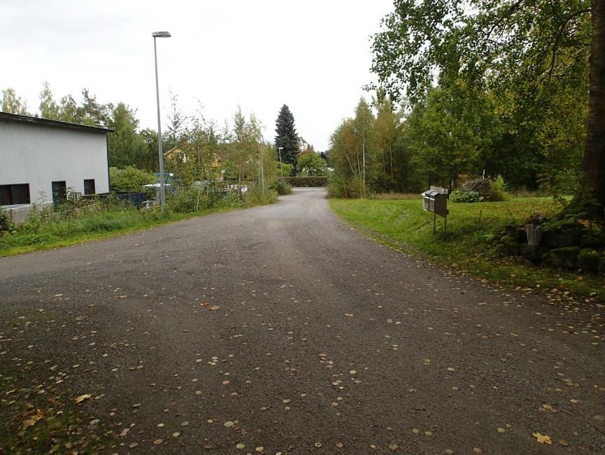 Kuvan oikeanpuoleinen osa on tonttia, jolle ei ollut maanomistajan antamaa lupaa tehdä koekuoppia.