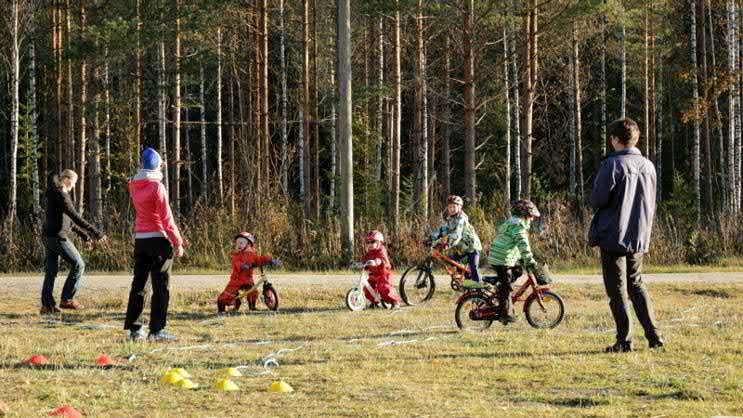 Päiväkotikiertue järjestimme syksyllä JAPAn kanssa pyöräilykiertueen Jyväskylän päiväkodeilla vierailimme viiden päiväkodin tapahtumissa, joissa myös