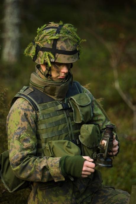 Puolustus pohjautuu reserviin Suomi ylläpitää itsenäistä ja koko maan ka=avaa puolustusta, joka perustuu yleiseen asevelvollisuuteen ja suureen reserviin. Sodan ajan joukoistamme (230.