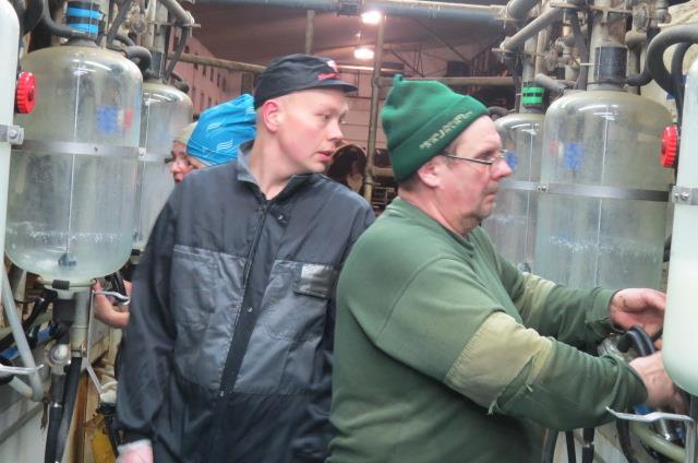 Yrittäjän arjessa! Soinin tuore kunnanjohtaja Juha Viitasaari jatkoi yritysvierailujen sarjaa. Nyt oli vuorossa Saaren maitotila.