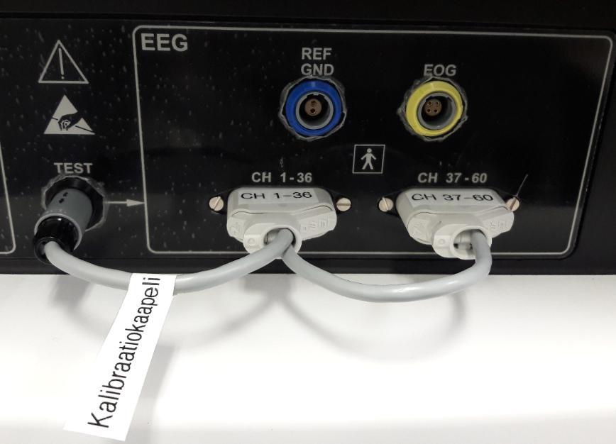 76 (88) Kalibrointi - Seuraa näytön ohjeita eli liitä kalibraatiokaapeli EEG-laitteen kyljen EEG-puolelle. (kuva 8.) Kalibraatiokaapelissa on kolme liitintä: test, CH 1 36 ja CH 37 60. KUVA 8.