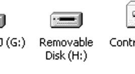 Kun kamera on liitetty oikein, tietokoneessa näkyy tallennusaseman kuvake. Windows XP:ssä näkyy siirrettävän levyn ikkuna.