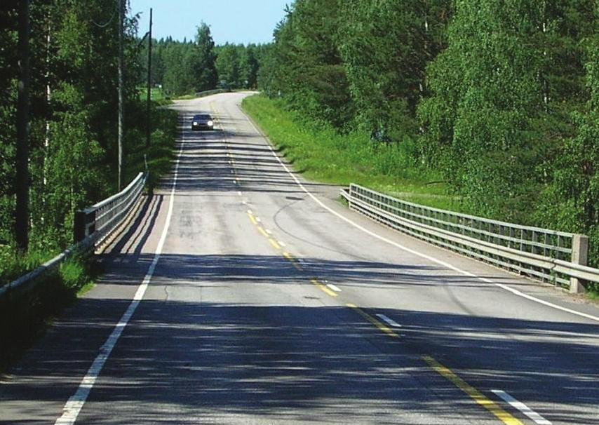 Sillan kuivatuksen kannalta suotuisa tiegeometria on loiva pituuskaltevuus tai kupera taite suoralla tieosalla (kuva 20).
