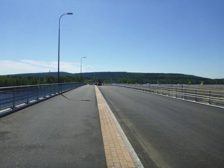 Päällysteen ulkopuolelle reunakouru tehdään betonielementeistä tai kivestä.