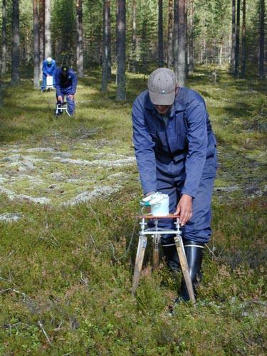 GEOLOGIAN TUTKIMUSKESKUS Geologinen rakenneselvitys 6 3.3 Painovoimamittaus 30.3.2018 Painovoimamittausten avulla voidaan tutkia tiheydeltään ympäristöstä poikkeavien muodostumien paksuutta ja tilavuutta.