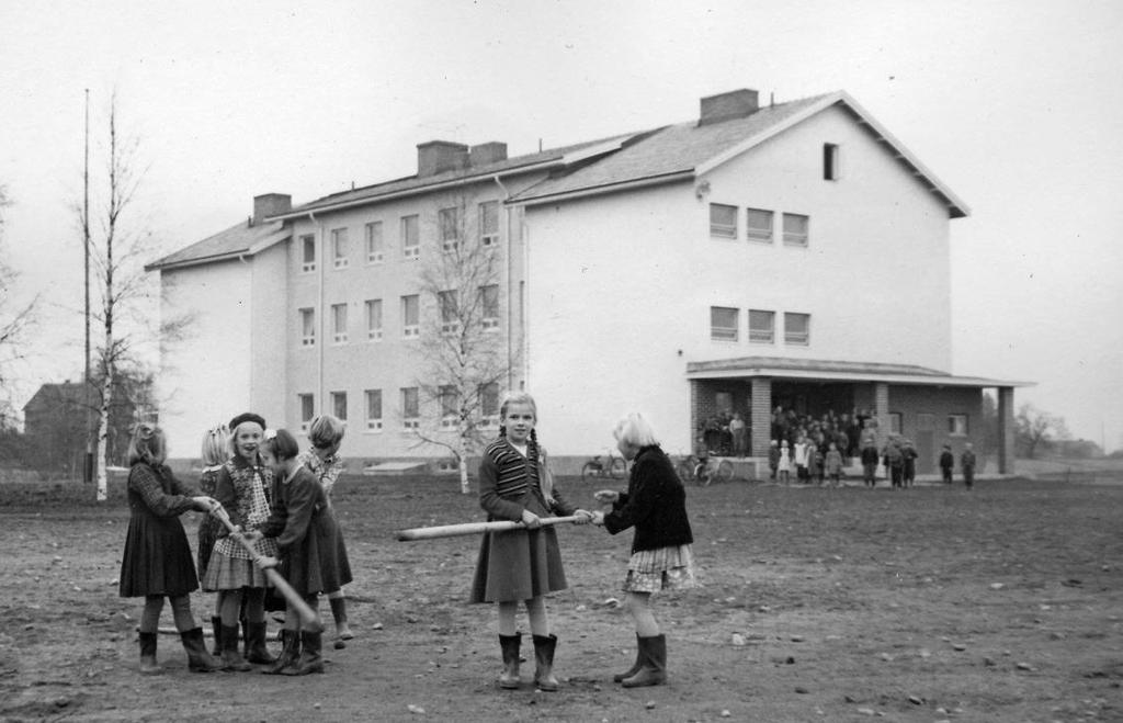 Liuksialan koululaisia pihaleikeissä 1950-luvulla. Liuksialan koulu (1953 Arkkitehti L. E. Hanstén)) säilyi pitkään pikkukouluna.