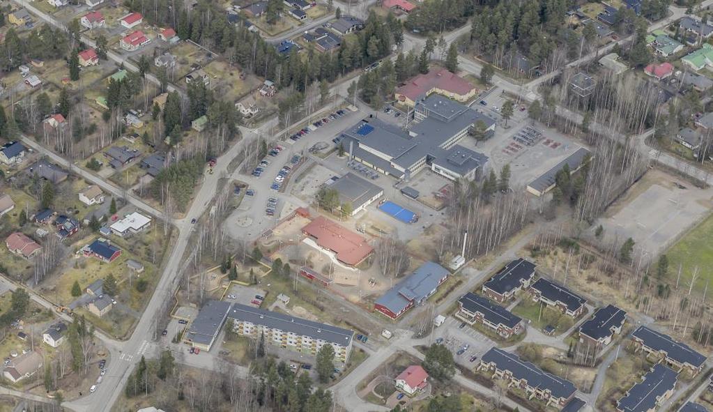 Uuden ajan koulut Suoraman koulu, päiväkoteja ja entinen kirjasto Suorama kasvoi 1960-luvulta lähtien nopeasti kunnan alakeskukseksi, jonne rakennettiin kerrostaloja, koulu, urheilukenttä ja