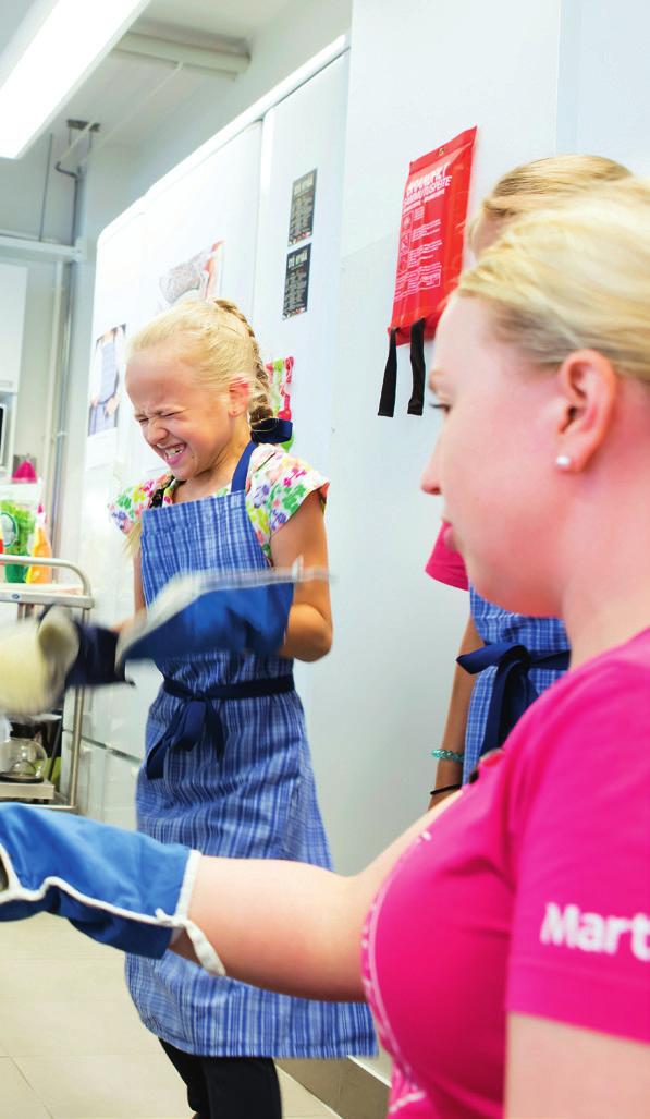 Vuosikertomus 2017 Marttaliitto ry 5 Meneillään on Ässäkokkikurssi Pirkanmaan Marttojen keittiössä.