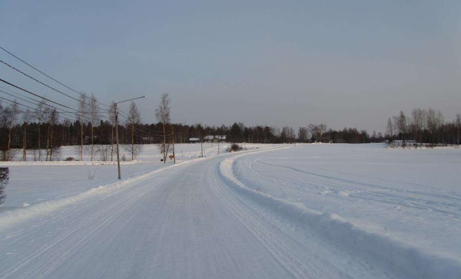 viljelyalueita ja mutkaista tietä