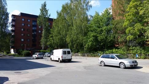 11:098 / SEPÄNKATU 7 / ASEMAKAAVASELOSTUS (14) Pysäköintialue Sepänkatu 7. Taustalla Aatoksenkatu 14 korkeampi (VII-krs) rakennus. 3.1.3 Luonnonympäristö Suunnittelualueella ei ole varsinaista luonnonympäristöä.