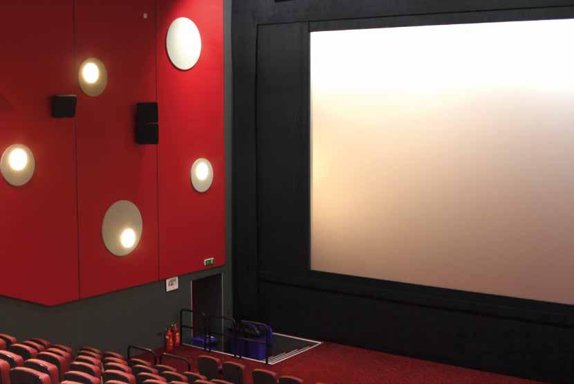 Innovatiivinen materiaali nostaa suunnittelulaadun uudelle tasolle elokuvateattereissamme yhdistämällä estetiikan ja akustiikan ja vaikuttaa myönteisesti myös asiakkaidemme saamaan kokemukseen.