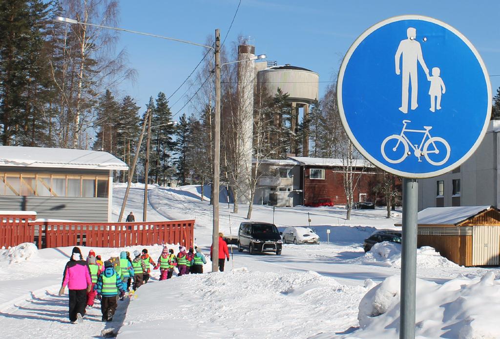 liiken-liikenneympäristöön ja taustariskien jakaumaja(lähde: Onnettomuustietoinstituutti 2017) Kukaan ei kuole tai loukkaannu vakavasti teessä. Liikkuminen on vastuullista ja turvallisuushakuista.