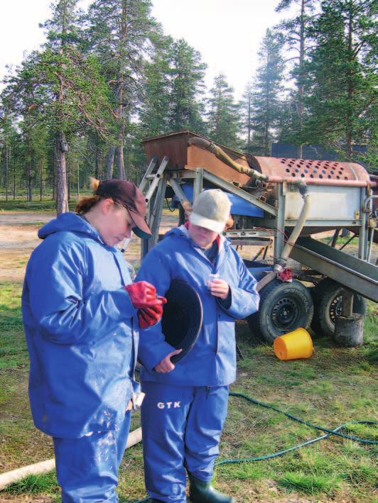 Kuva 9. Rikasteen kultahippuja tarkastellaan Vuotsossa, kuvassa Jenni Hasa ja Hanna os. Haapala. Kuva 10. Kaivinkone on nousemassa kvartsiittirakan yli kultapitoiseen hiertokontaktiin.