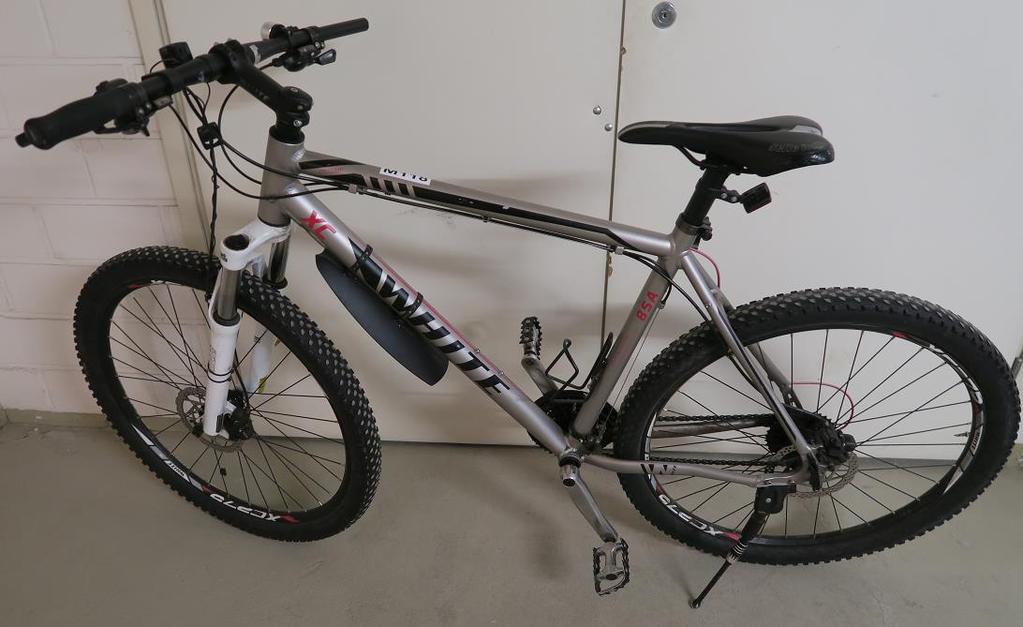 M116 Kuulokkeet Bose Quietcomfort 15, vähän kulunut kuuloke osa M117 Maastopyörä Corratec Freeride Alivio, jousitettu etuhaarukka, 24 vaihdetta, 26" M118 Maastopyörä White XL 8SA, jousitettu