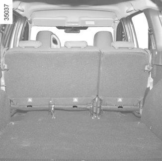 Varmista, että kasvot menosuuntaan asennettavan turvaistuimen selkänoja on auton istuimen selkänojaa vasten. Tällöin turvaistuin ei aina ole auton istuimen istuinosaa vasten.