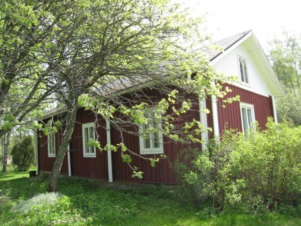 Paritupapohja: tupa, eteinen, kamari ja sali. Koivuniem 895-483-0001-0051 Koivuniemi 483 1 51 001 08 Kuvaus: Päärakennus pohjoisesta.