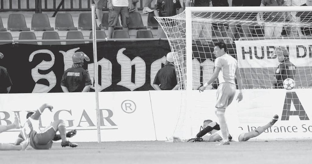 2 FUTBAL štvrtok 25. 7. 2013 ODVETNÝ ZÁPAS 2. PREDKOLA LIGY MAJSTROV LUDOGOREC RAZGRAD SLOVAN BRATISLAVA 3:0 (2:0), prvý zápas 1:2, do 3.