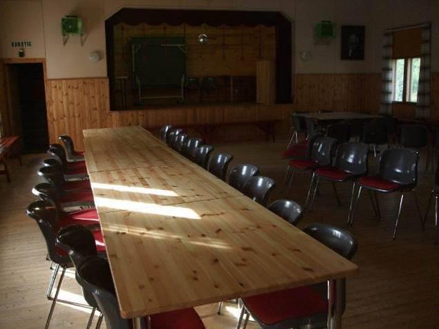 .. Väkimäärä: Pöytien ääreen mahtuu noin 80 henkeä. Ilman pöytiä noin 150 henkeä. Tilakuvaus: Esiintymislava, sali, eteistila, naulakot, keittiö.
