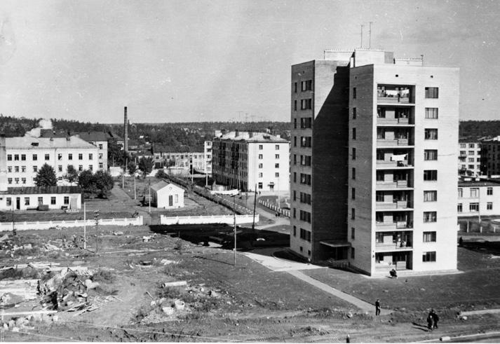Yksi Viipuriin rakennettavan uuden asuinalue A:n kolmesta panoraamakuvasta kuvattuna vuonna 1967 rakenteilla olevasta talosta käsin tai Moskovan reitin varrella.