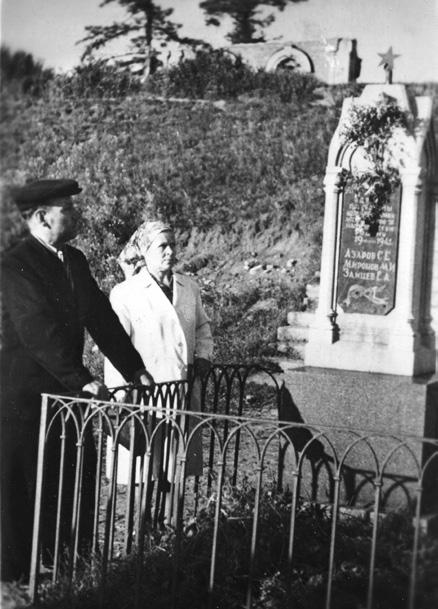 Vanha pariskunta suree ilmeisesti poikaansa kolmen elokuussa 1941 kaatuneen rautatietyöläisen muistomerkillä. Hautakiven teksti: Tässä on haudattu.