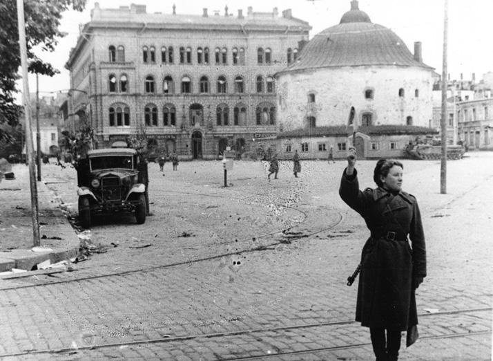 Viipurin kauppatori jälleen puna-armeijan komennossa syyskuussa 1944.