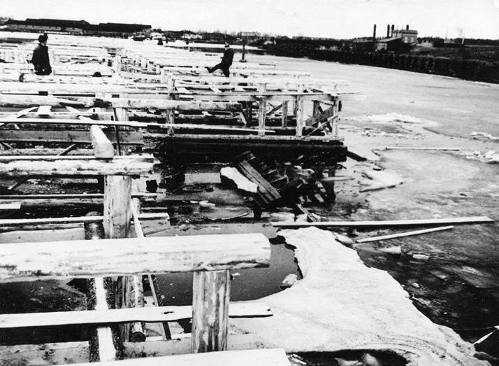 Viipuriin vuonna 1957 perustetun laivankorjaustehtaan telakka kaupungin lähistöllä talvisessa asussaan.