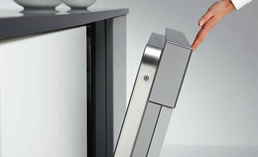BrilliantLight⁴) Automaattinen ohjaus: neljä tehokasta LED-lamppua valaisee kirkkaasti koko sisätilan.
