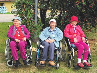 6 Lokakuu / 2018 Ikäihmisten mölkyn heiton kunnanmestaruuskisoista lisäkuvia Ypäjän kunnan mölkyn heiton mestareita leivottiin 17.8.2018 palvelukeskuksen piha-alueella.