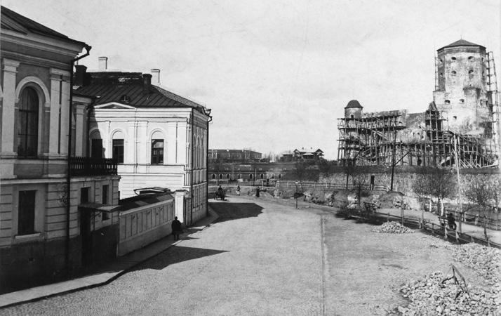 Viipurin linnaa korjataan 600-vuotisjuhlia varten 1890-luvun alussa. Vasemmalla vanha Hackmanin talo. kaudesta.