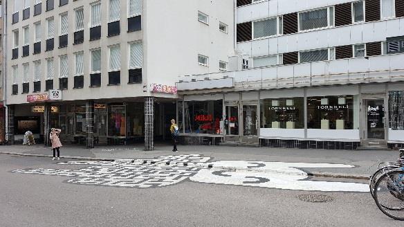 Katutilan haltuunotto kuvituksin, pyöräparkein, penkein ja kukkaistutuksin ovat yleisimmin