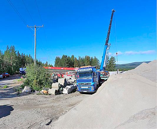 Varastoalueen läpi kulki 20 kv:n ilmajohto.