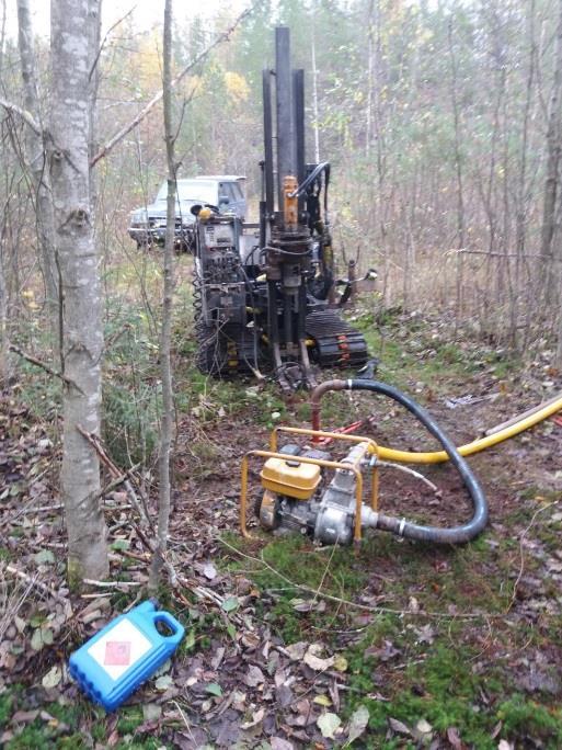 2.2 Pohjavesiputkien asennus ja ominaisantoisuuspumppaukset Pohjavesiputkien avulla tutkitaan maaperän hydraulisia ominaisuuksia tekemällä niistä lyhytaikaisia pumppauksia.