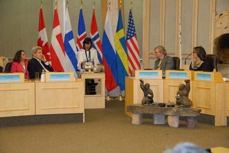 Arktinen neuvosto (Arctic Council) Hallitusten välinen foorumi (1996), missä myös alkuperäiskansoilla pysyvät edustajat.
