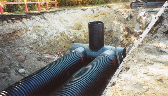 Uponor-sadevesijärjestelmä PE putkisto suurille vesimäärille Uponor-sadevesijärjestelmä PE on kattava putkien ja kaivojen järjestelmä suurten sade- ja jätevesimäärien varastointiin ja johtamiseen.
