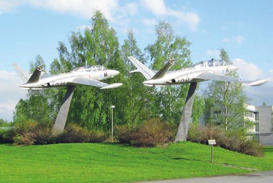 Lentosotakoulun kilta ry Fouga Magister -pari oli ensimmäinen Lentosotakoulun hankkima lentokonemuistomerkki vuonna 1986. Siitä alkoi Lentokonepuiston rakentaminen Kauhavalle.
