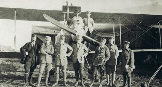 Utin ensimmäinen lentokoulutusryhmä telttahallin edessä loppukesällä 1918.