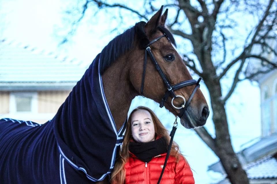 SOFIA ROOS Olen Sofia, 25v agrologi & kaksoitutkinnon suorittanut hevosenhoitaja Nauvosta.