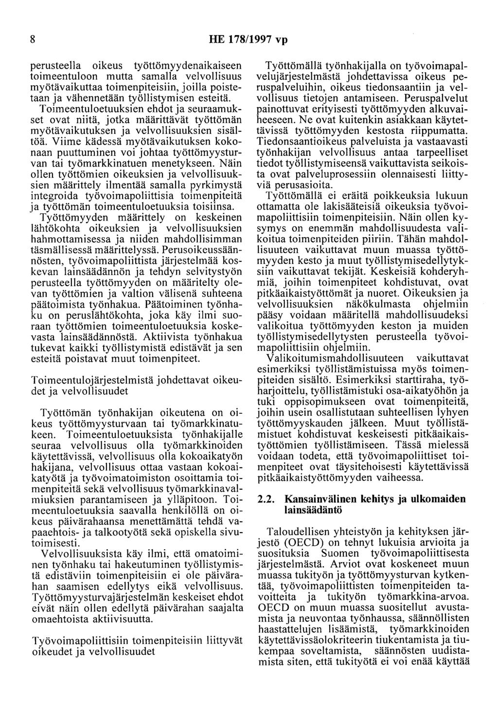 8 HE 178/1997 vp perusteella oikeus työttömyydenaikaiseen toimeentuloon mutta samalla velvollisuus myötävaikuttaa toimenpiteisiin, joilla poistetaan ja vähennetään työllistymisen esteitä.