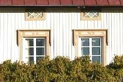 6. Keski-Posso Keski-Posson pihapiiri sijaitsee kauniilla länteen viettävällä, kookkaiden havupuiden verhoamalla mäellä peltoaukean laidassa. Perimätiedon mukaan talo on rakennettu v.