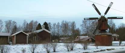 rakennustapaa. Päärakennuksen klasisivua ja päätyä hallitsee voimakas räystäänaluslistoitus ja kissanpenkit sekä vuorauksen yläosaa kiertävä sveitsiläistyylinen kerros-lista.
