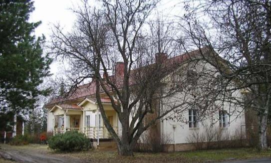 Samaan kirkonmäen kokonaisuuteen kuuluva uudempi Pyhän Kolminaisuuden kirkko (Arkkitehtitoimisto Jorma Teppo, 1993) on rakennuskohteena maakunnallisesti arvokas.