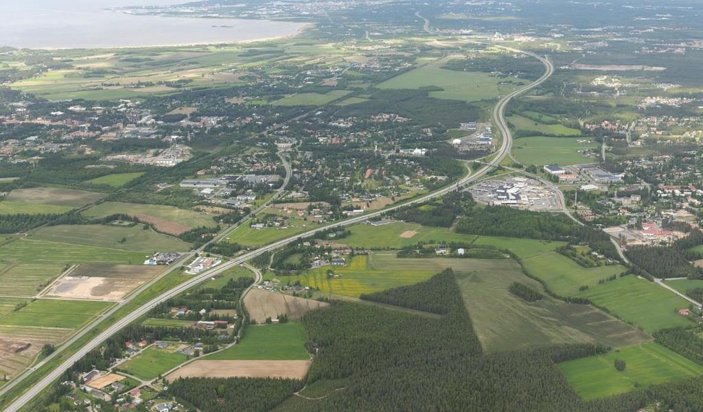 Kokkokankaantien varressa sijaitsee maatilojen talouskeskuksia peltoineen ja poikkeamisluvin rakennettuja omakotitaloja, erityisesti Kokkokankaan asuntoalueen länsipuolella.