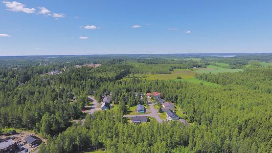 Matka Lahteen tai Kouvolaan taittuu puolessa tunnissa, eikä Helsinkiinkään matkusta kuin reilun tunnin. Iitin Kirkonkylä, kunnan historiallinen keskus, kantaa Suomen kauneimman kylän arvonimeä.